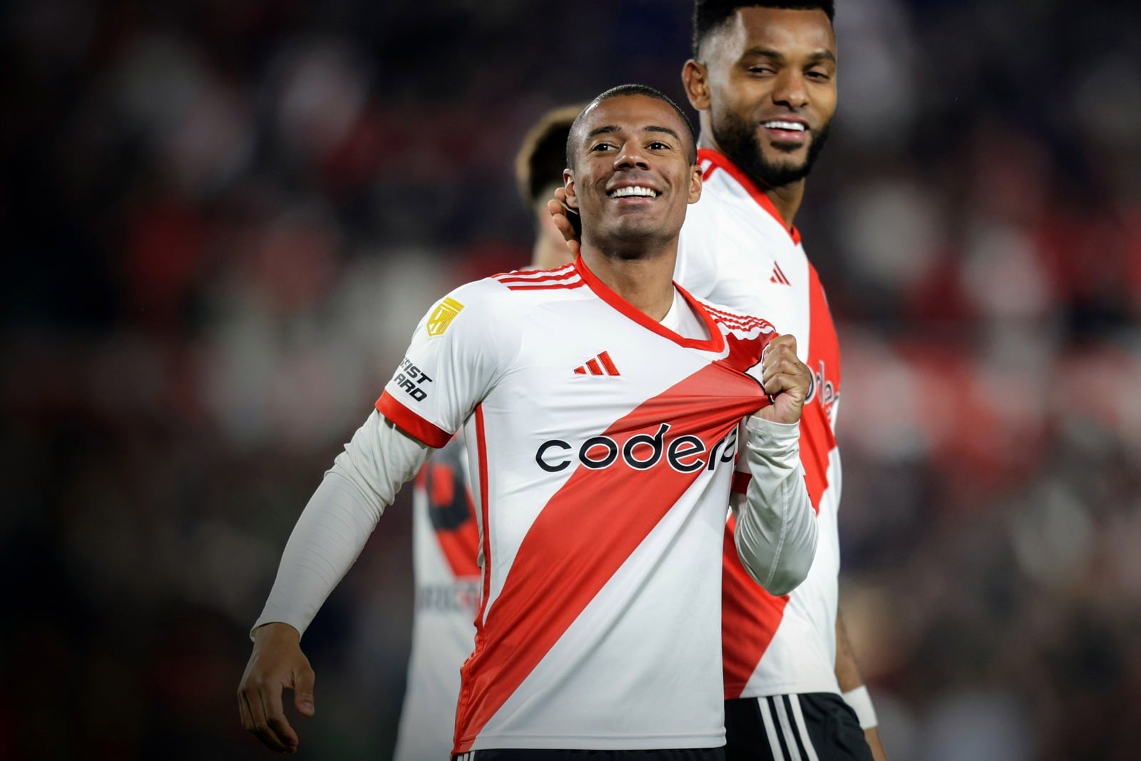 El uruguayo De La Cruz marcó el segundo gol del triiunfo en Núñez