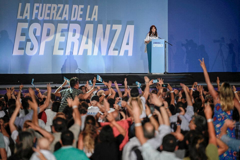 Cristina Kirchner frente a un Estadio Unico de La Plata completamente desbordado de militantes. 