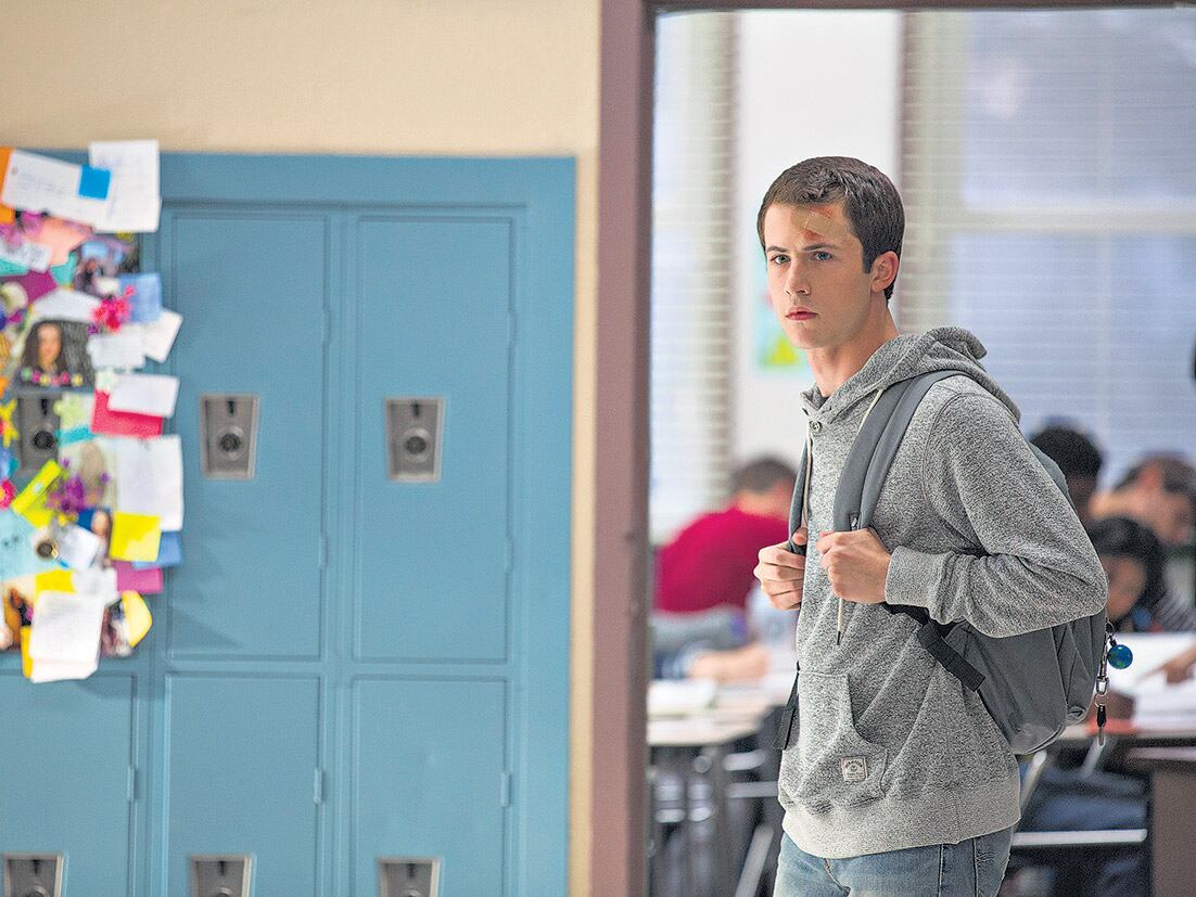 Minnette es Clay Jensen, el alumno que recibe una caja con trece casetes en los que Hannah Baker explica su suicidio.