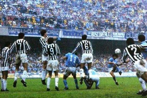Golazo de tiro libre de Diego Maradona ante la Juventus en un San Paolo repleto