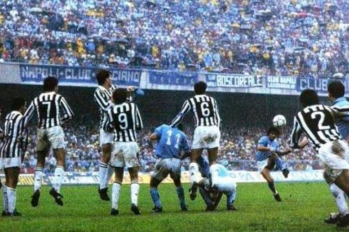 Golazo de tiro libre de Diego Maradona ante la Juventus en un San Paolo repleto