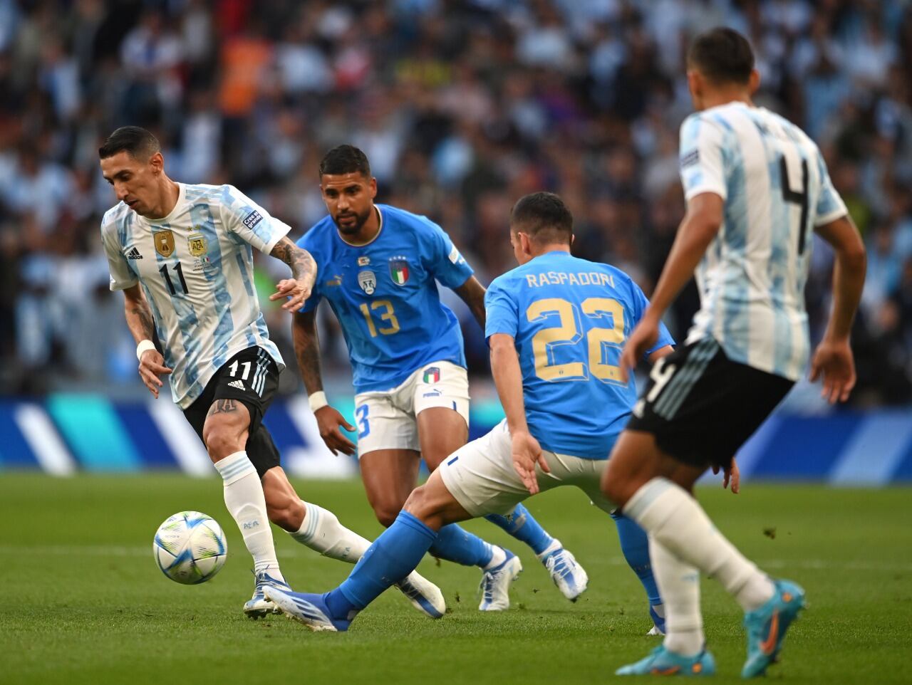 Di María rodeado por dos italianos