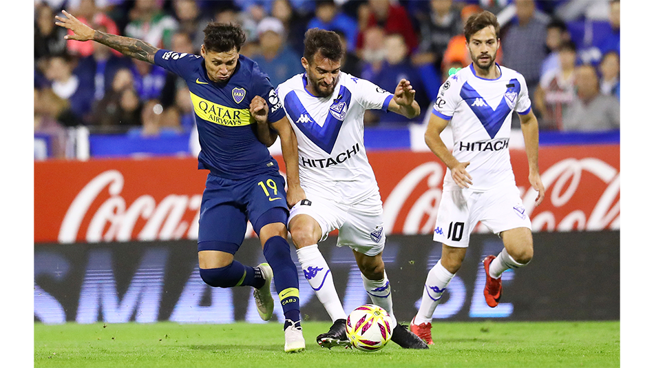 Zárate disputa la pelota con Laso; Bouzat sigue de cerca la jugada.