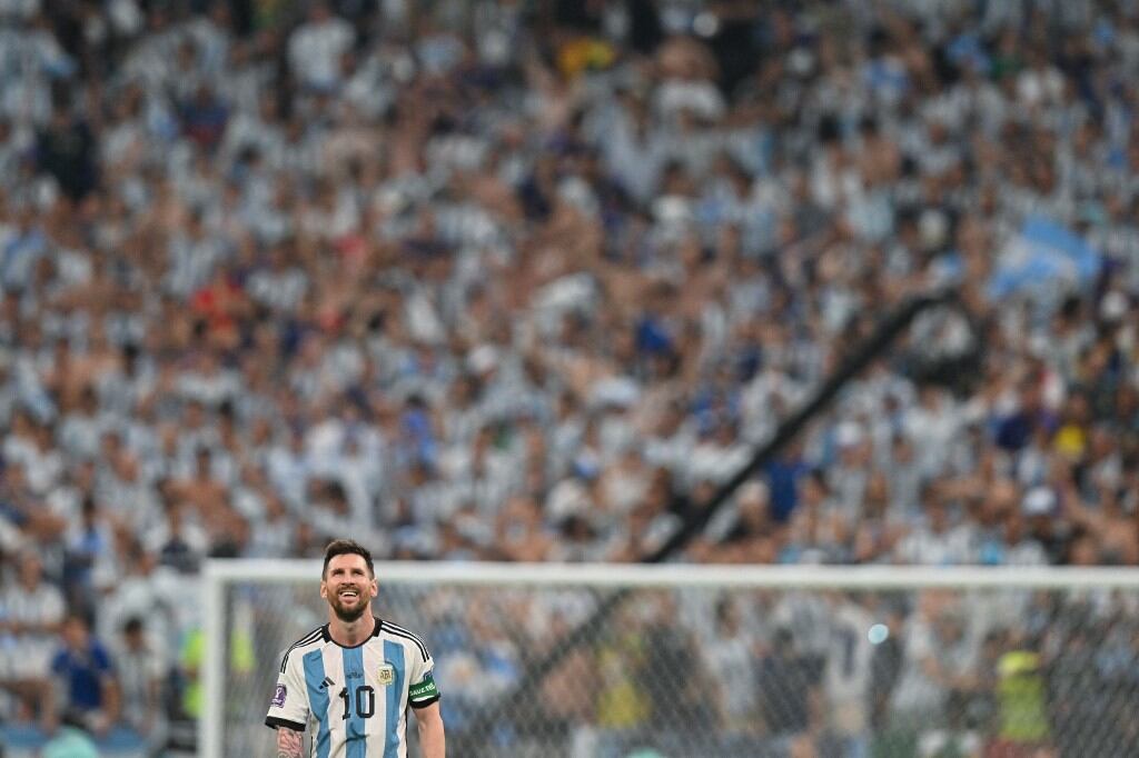 Messi, con una de las populares del estadio Lusail de fondo