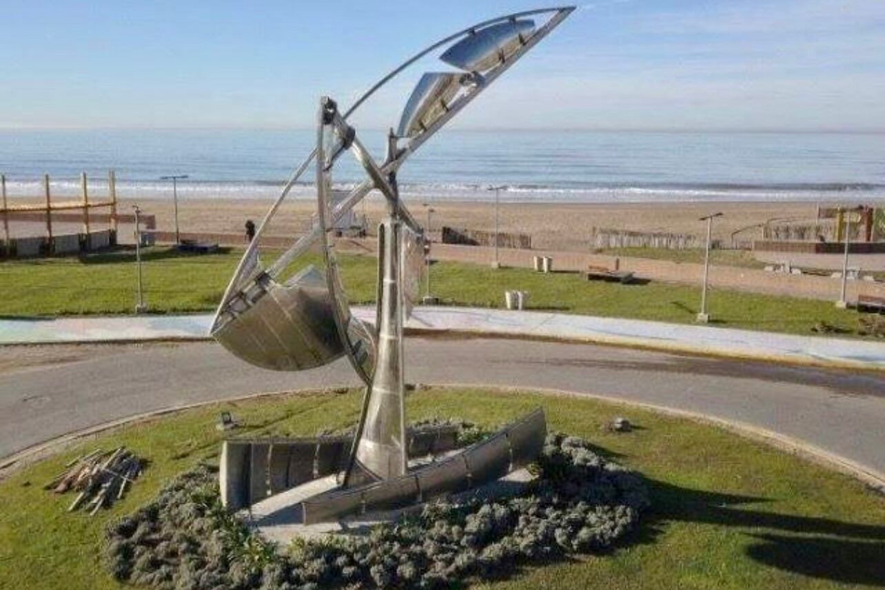 Escultura de acero de Pájaro Gómez; 9.10 x2,30x9.30 m, 2007; Pinamar.