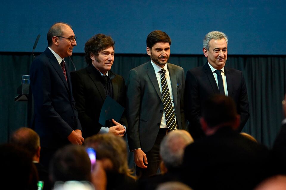 Simioni, Milei, Pullaro y Javkin en el acto de anoche en la bolsa