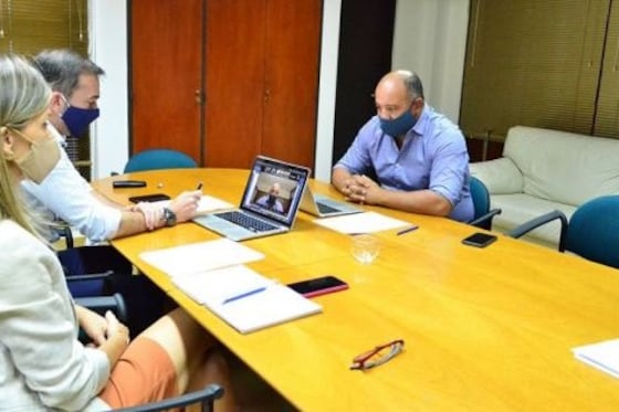 Dib Ashur y su equipo en la reunión con la Comisión de Seguimiento