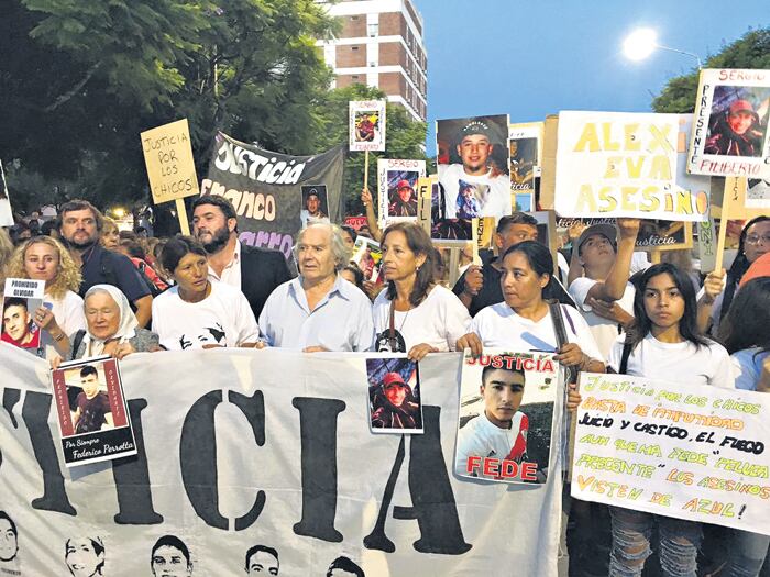 La marcha en reclamo de justicia, al cumplirse un mes de la masacre de Pergamino. A la cabeza, Nora Cortiñas y Adolfo Pérez Esquivel.