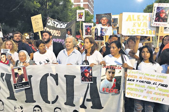 La marcha en reclamo de justicia, al cumplirse un mes de la masacre de Pergamino. A la cabeza, Nora Cortiñas y Adolfo Pérez Esquivel.