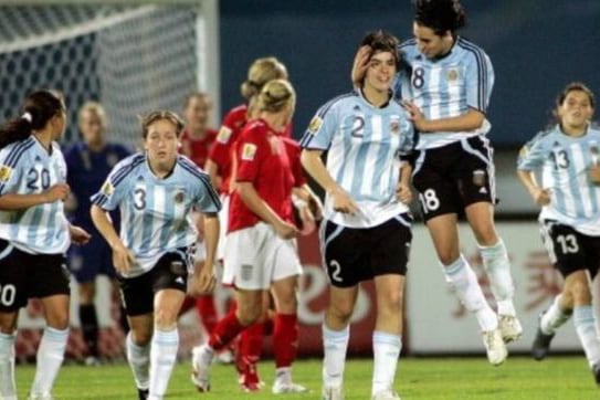 Eva González, con el número 2, en el Mundial de China 2007.