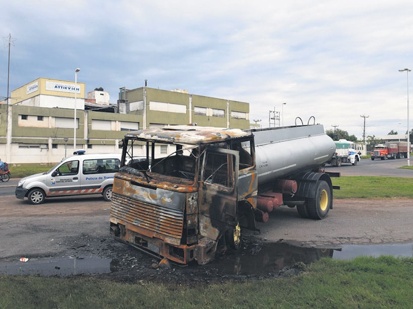 El camión cisterna fue prendido fuego luego de que su chofer atropellara al trabajador.