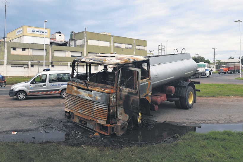 El camión cisterna fue prendido fuego luego de que su chofer atropellara al trabajador.