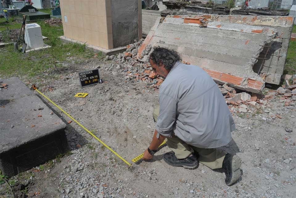 Nóbile en su trabajo de antropólogo.