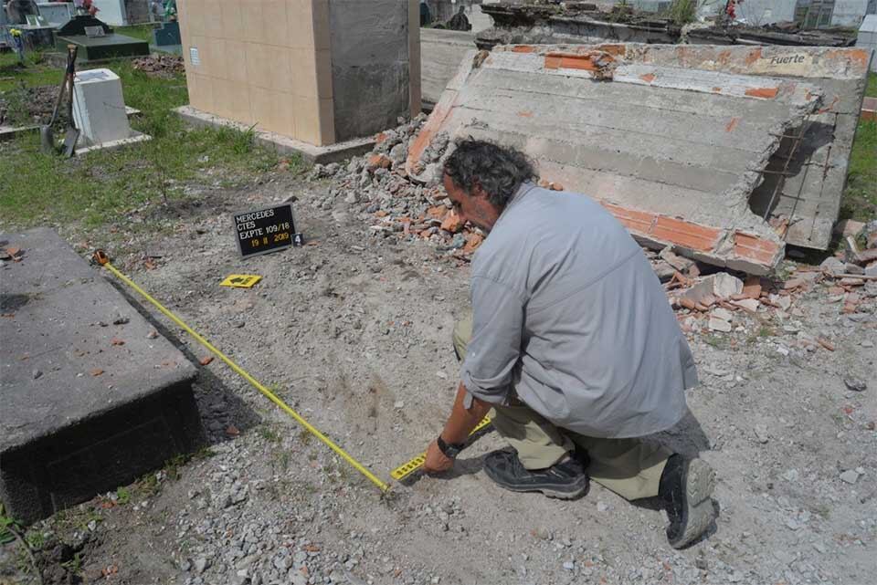 Nóbile en su trabajo de antropólogo.