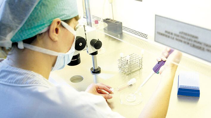 La tasa de actividad femenina es 20 puntos inferior a la de los varones.