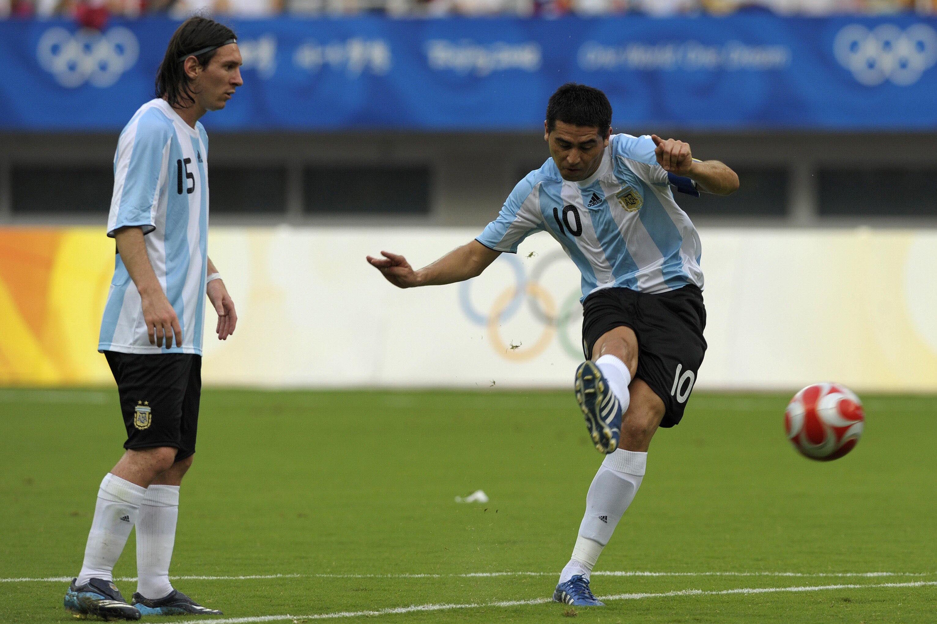 Messi y Riquelme en Pekín 2008. Los tiros libres y la 10 eran de Román
