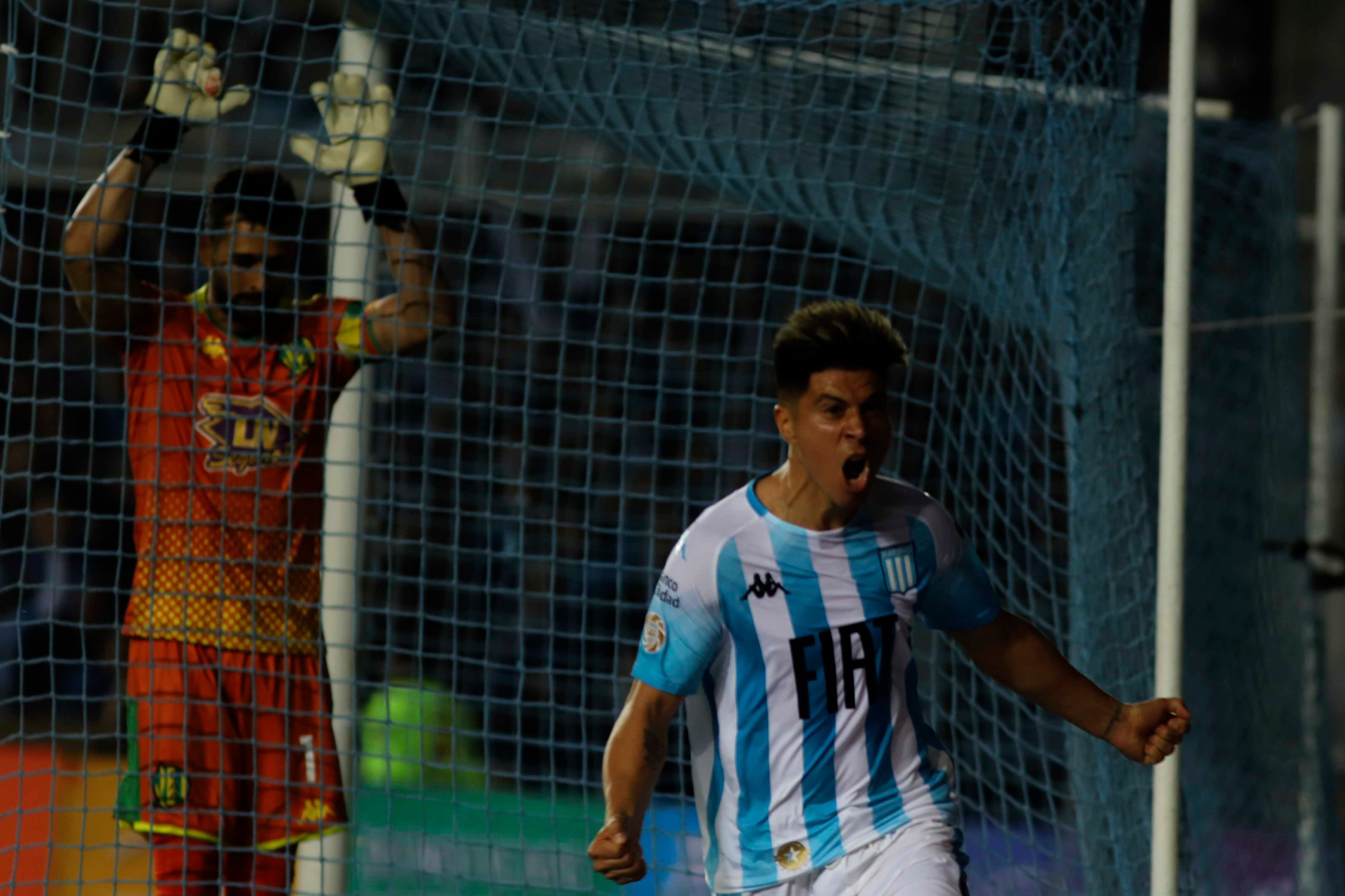 Cristaldo festeja su gol, el primero de Racing.