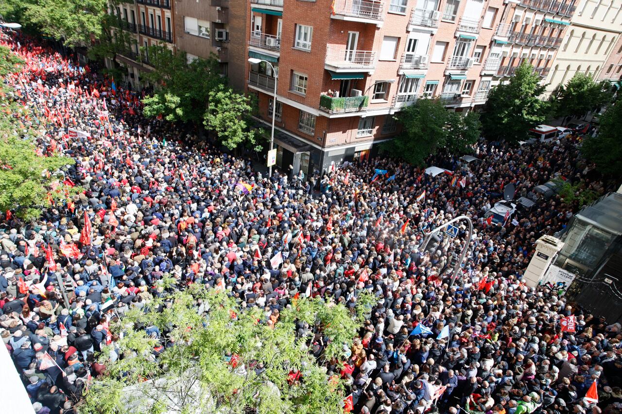 Panorámica de la marcha a la sede del PSOE. 