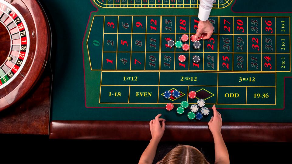 Los jugadores compulsivos pierden, porque no pueden ceder el objeto.