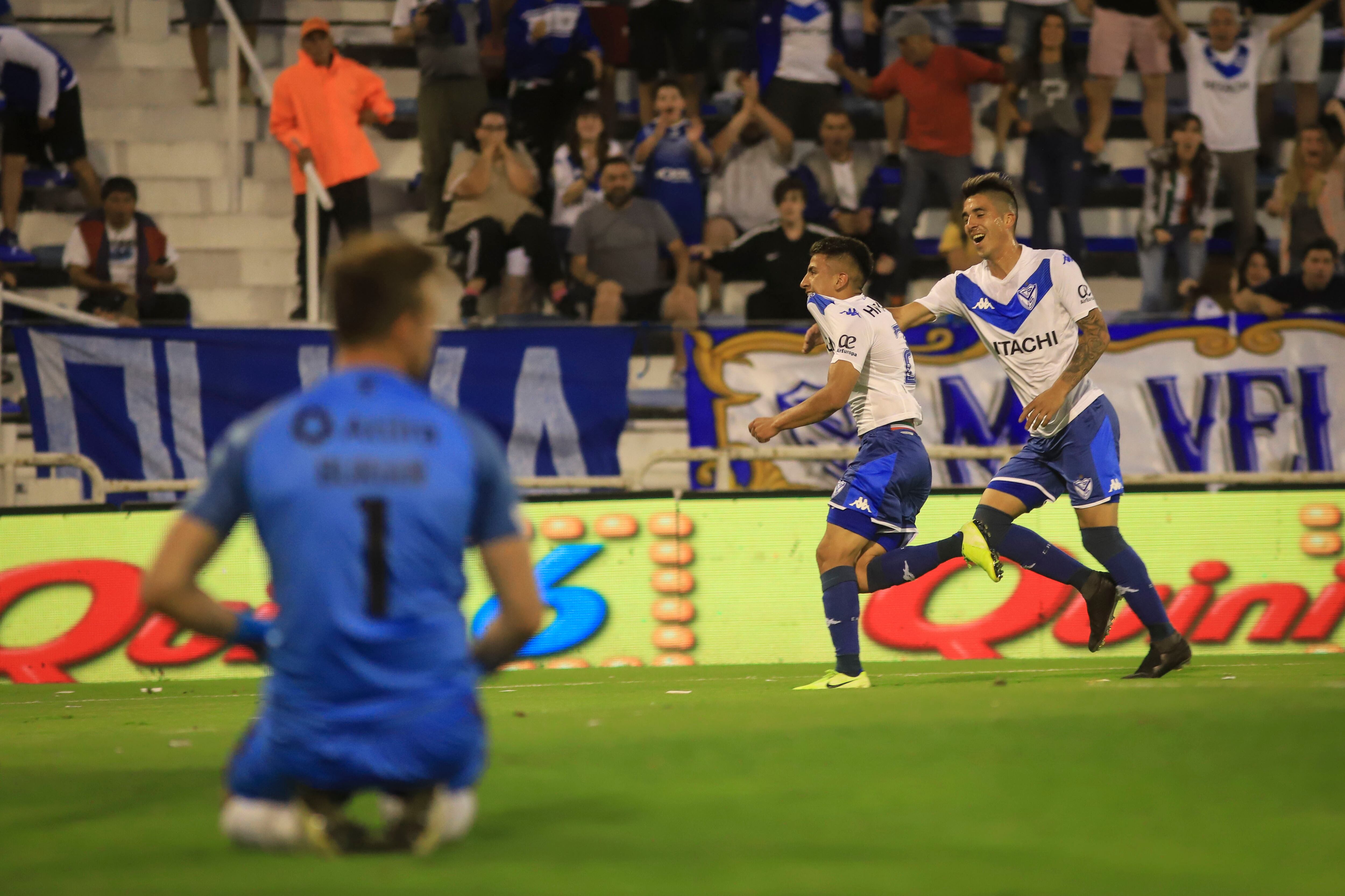Almada festeja el primer gol de Vélez Sarsfield.