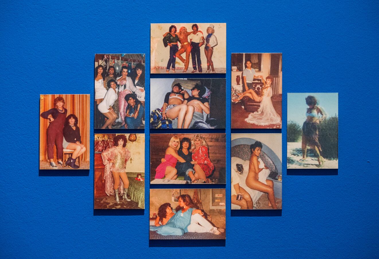 Esas imágenes dispuestas en forma de chakanas sobre los objetos siderales son del archivo de la memoria trans, en La Virreina, Centre de la Imatge, 2021.