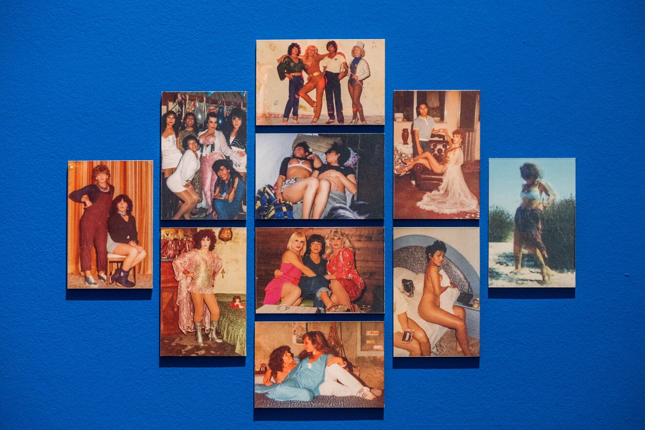 Esas imágenes dispuestas en forma de chakanas sobre los objetos siderales son del archivo de la memoria trans, en La Virreina, Centre de la Imatge, 2021.