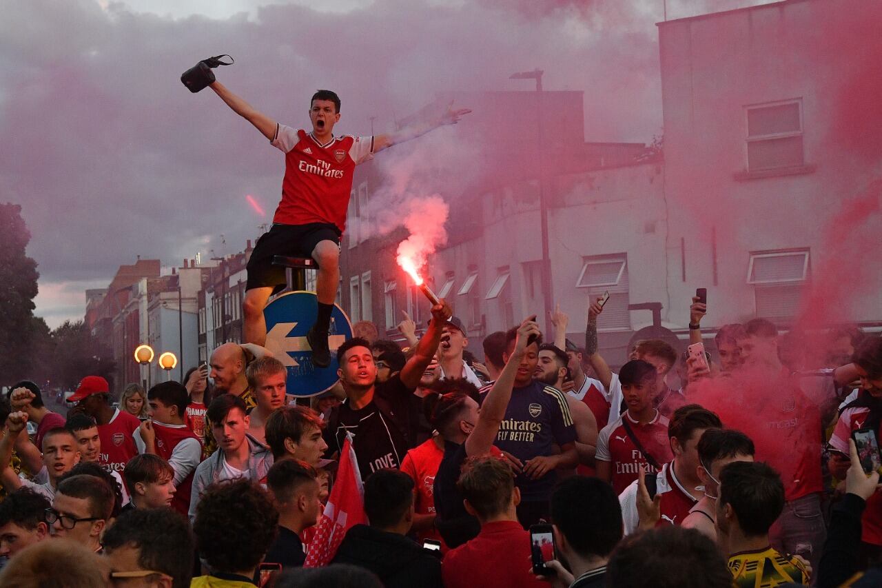 Festejo de los hinchas del Arsenal tras lograr la FA Cup en Londres: el partido fue a puerta cerrada.