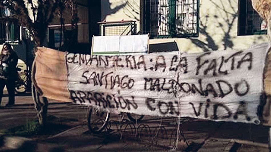 La escuela 3 de la localidad bonaerense de 25 de Mayo, donde debía votar Santiago Maldonado.