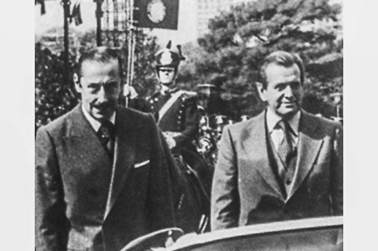 Jorge Rafael Videla ingresa al predio de la Rural acompañado por su secretario de Agricultura, Jorge Zorreguieta.