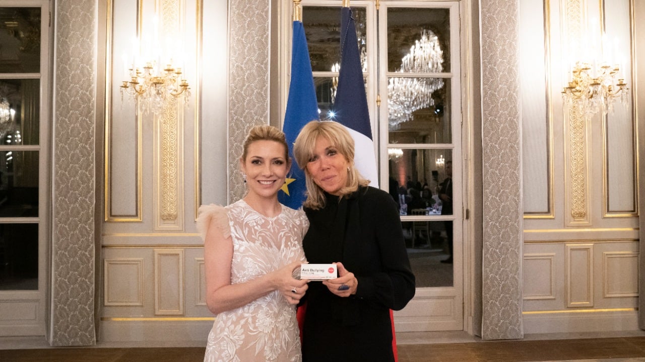 El artista Julio Leparc junto a Fabiola Yañez en apoyo a la campaña contra el bullying.