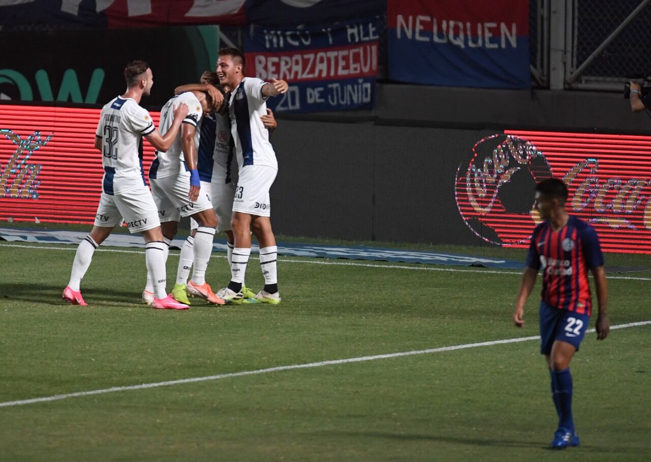 Los jugadores de Talleres festejan el segundo gol.