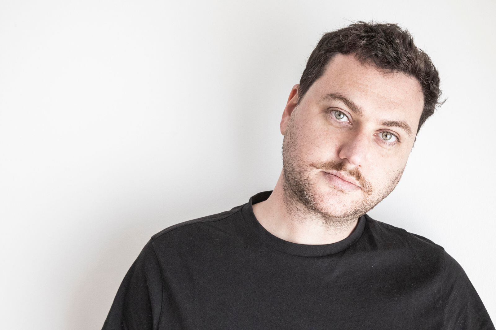 Los domingos mueren más personas expone al director y actor en una desnudez física y emocional.