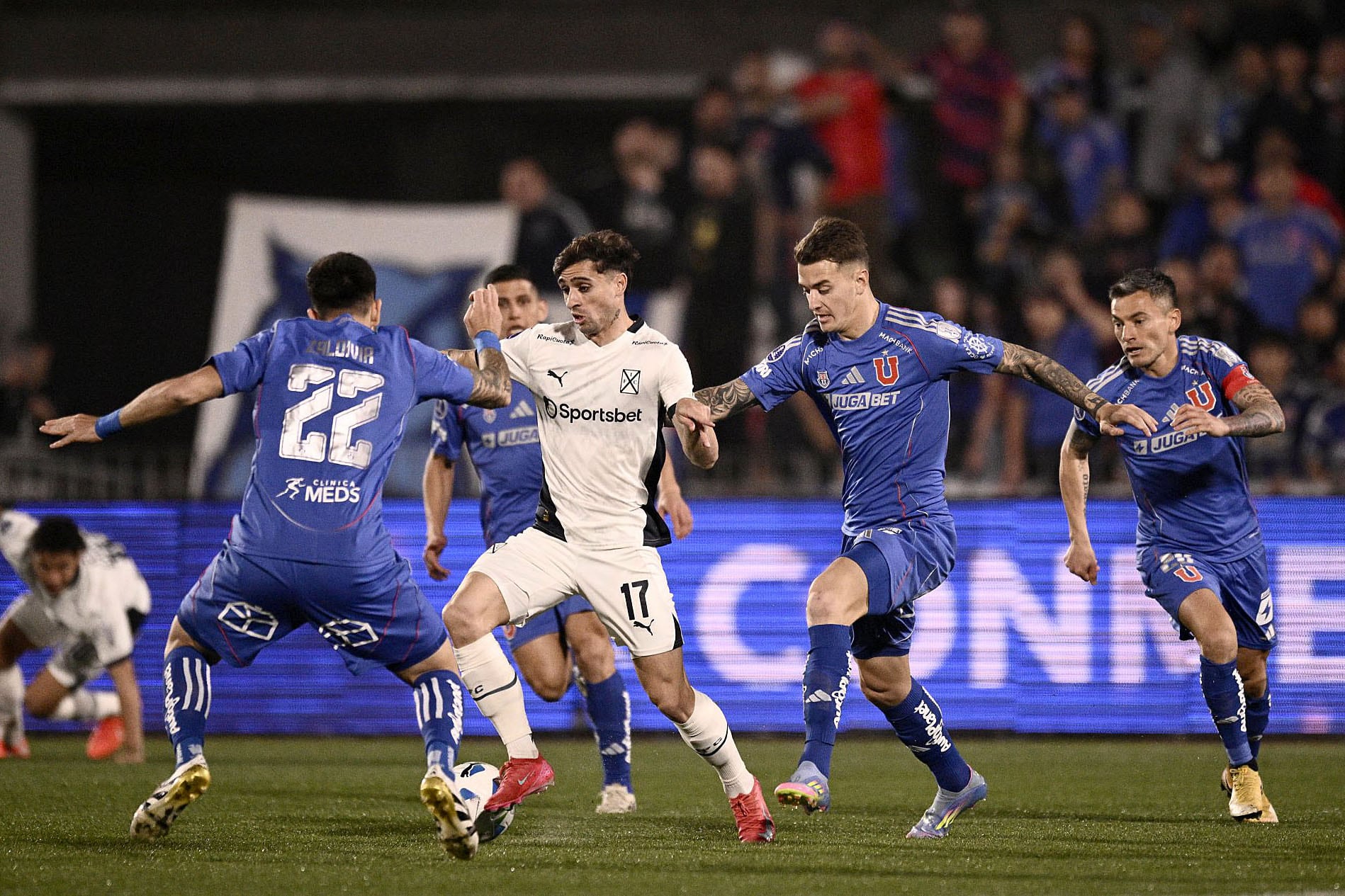 Mazzantti, muy rodeado, como en toda la noche de Santiago.