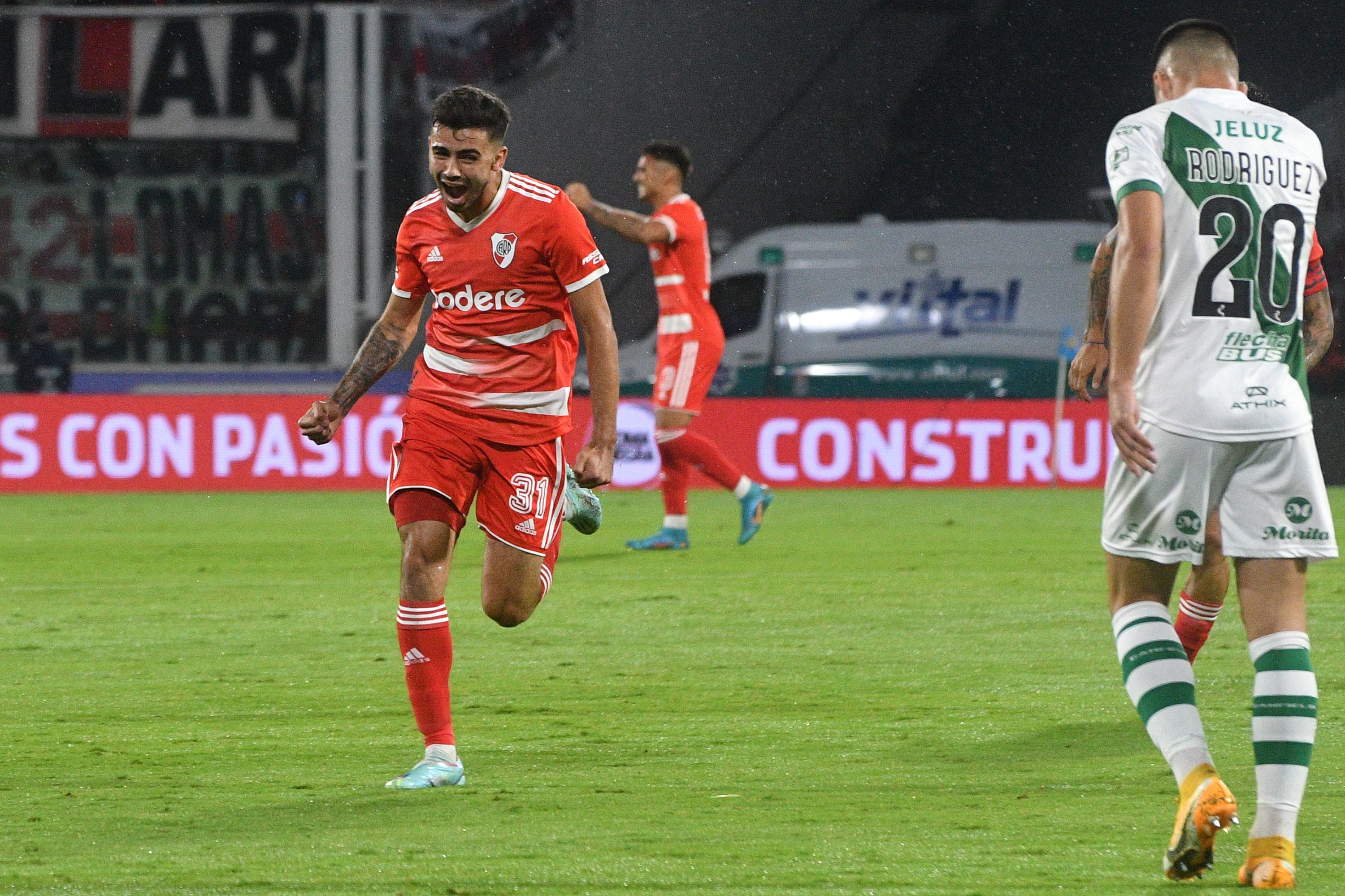 Simón grita el primero de sus goles en Córdoba 