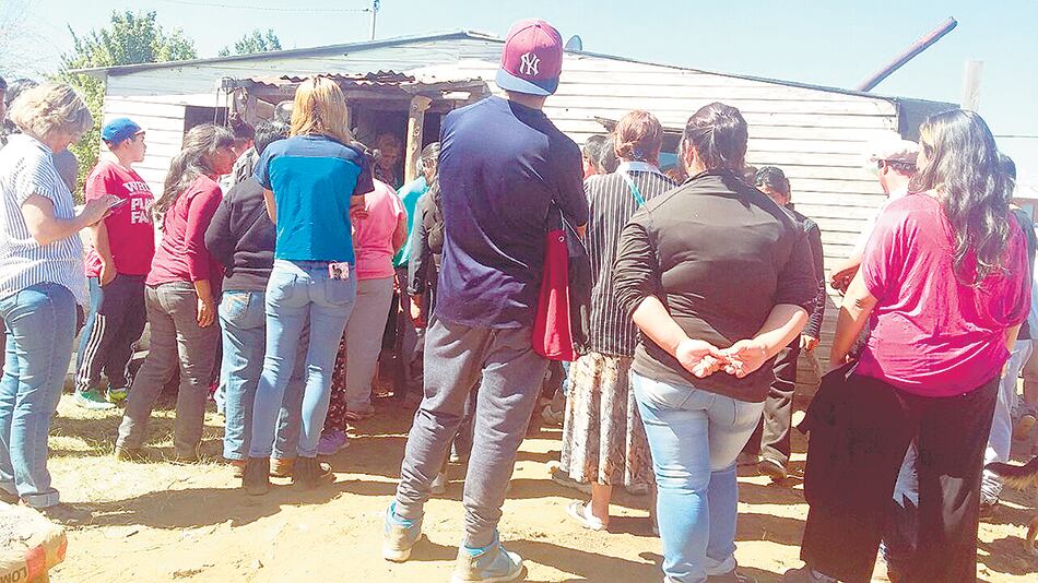 Rafael Nahuel fue velado en su humilde casa de machimbre del barrio Nahuel Hue.