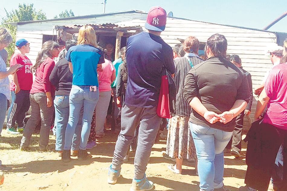 Rafael Nahuel fue velado en su humilde casa de machimbre del barrio Nahuel Hue.