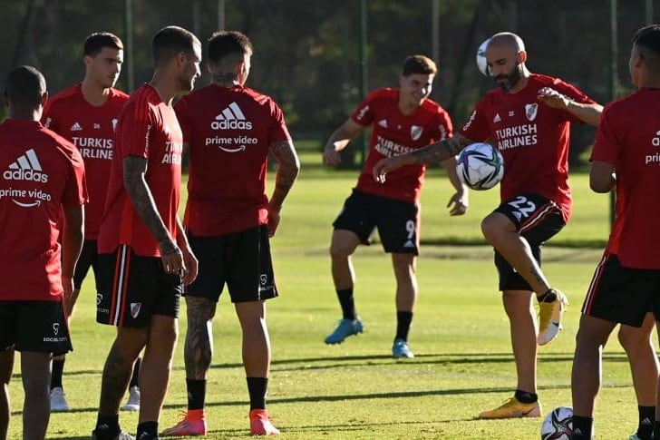 Pinola con la pelota en el aire