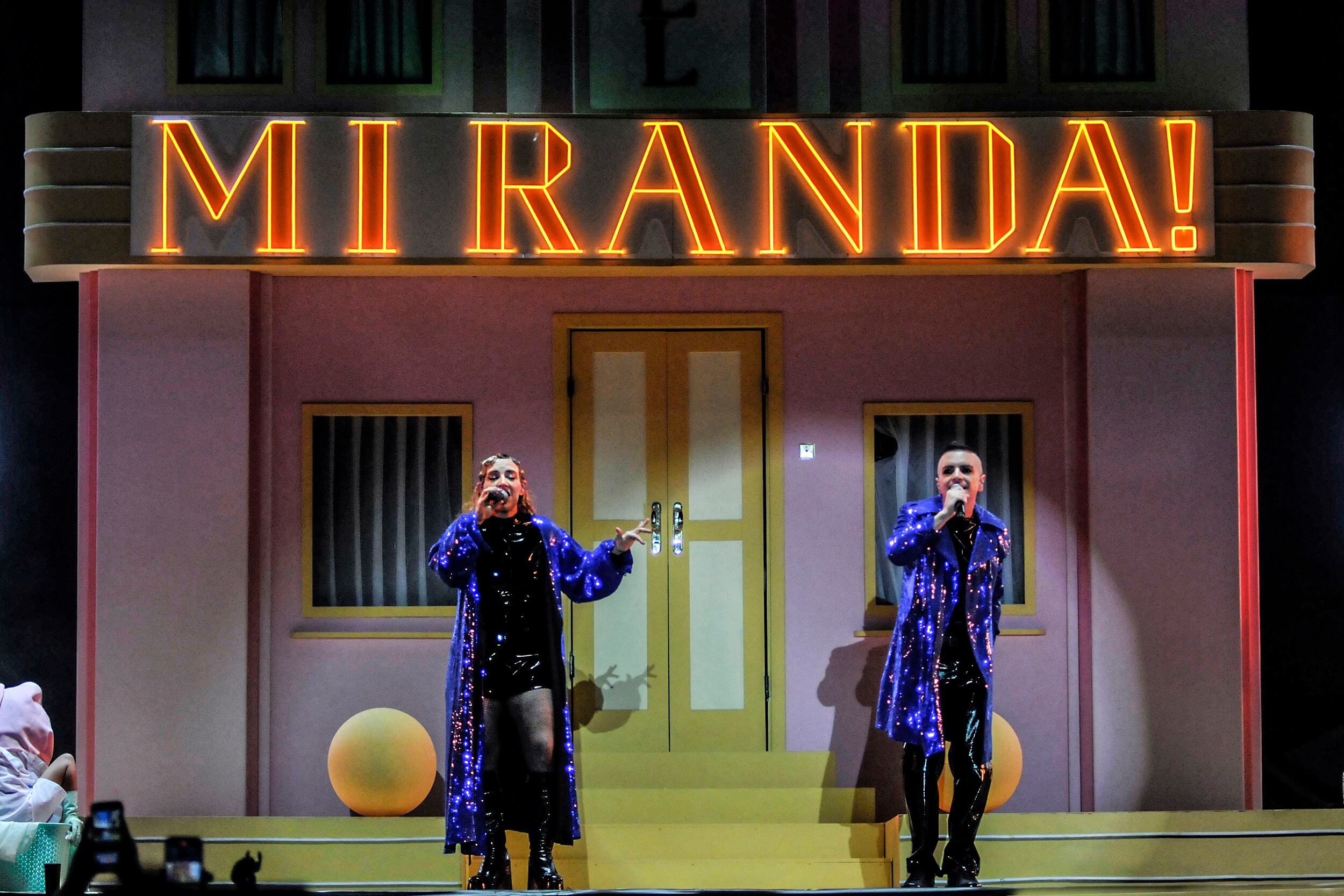 Juliana Gattas y Ale Sergi sobre el escenario de Ferro.