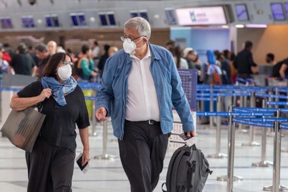 Se cancelaron miles de vuelos por falta de personal.