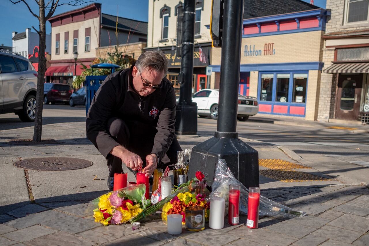 La muerte de un niño este martes elevó a seis el número de fallecidos por el arrollamiento de un desfile navideño.
