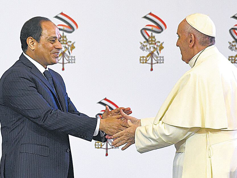 El Papa saluda al presidente egipcio, Abdel Fattah Al Sisi.