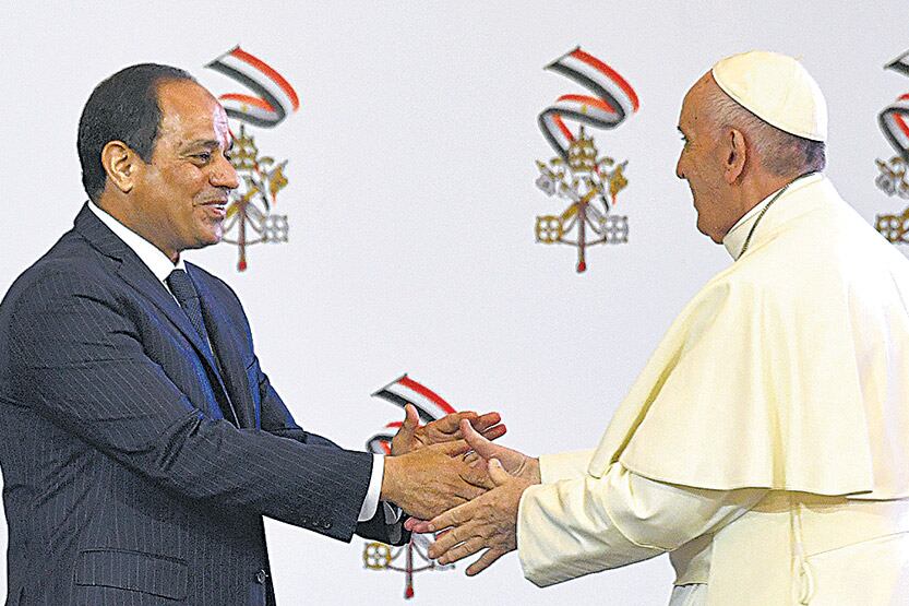El Papa saluda al presidente egipcio, Abdel Fattah Al Sisi.
