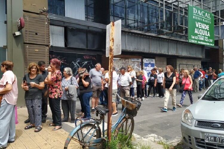 Una fila en un banco de la ciudad de La Plata