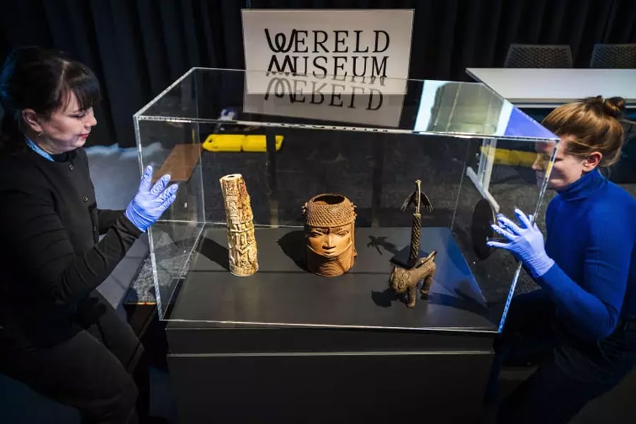 Una vitrina con algunos de los Bronces de Benín que están siendo devueltos a Nigeria después de que las tropas británicas los robaran a fines del siglo XIX. Ceremonia de entrega en el Wereldmuseum (Museo Mundial) en Leiden, Paises Bajos. Imagen: Freek van den Bergh.