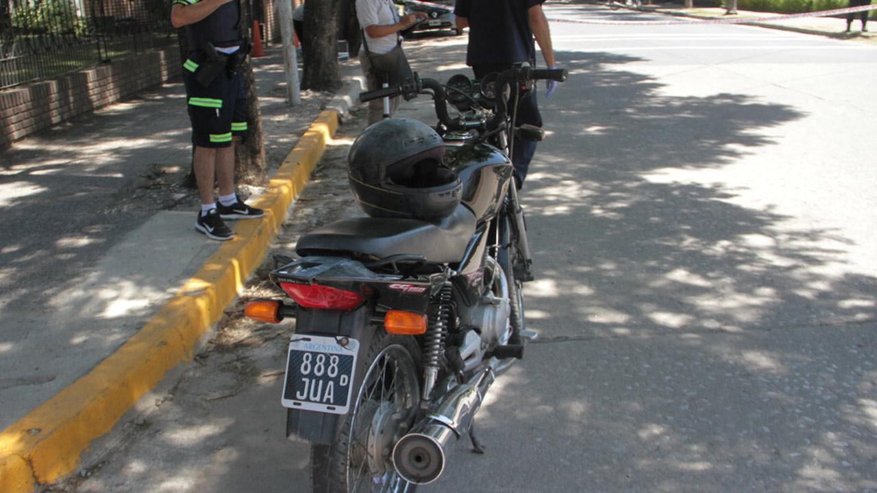 La moto en la que escapaba el hombre y que terminó baleado.