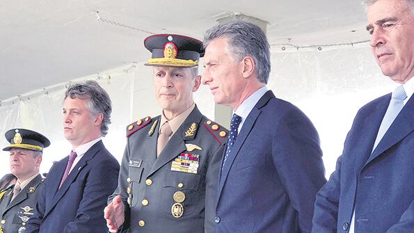 El presidente Mauricio Macri junto a su ministro de Defensa, Oscar Aguad, y el jefe del Estado Mayor Conjunto.