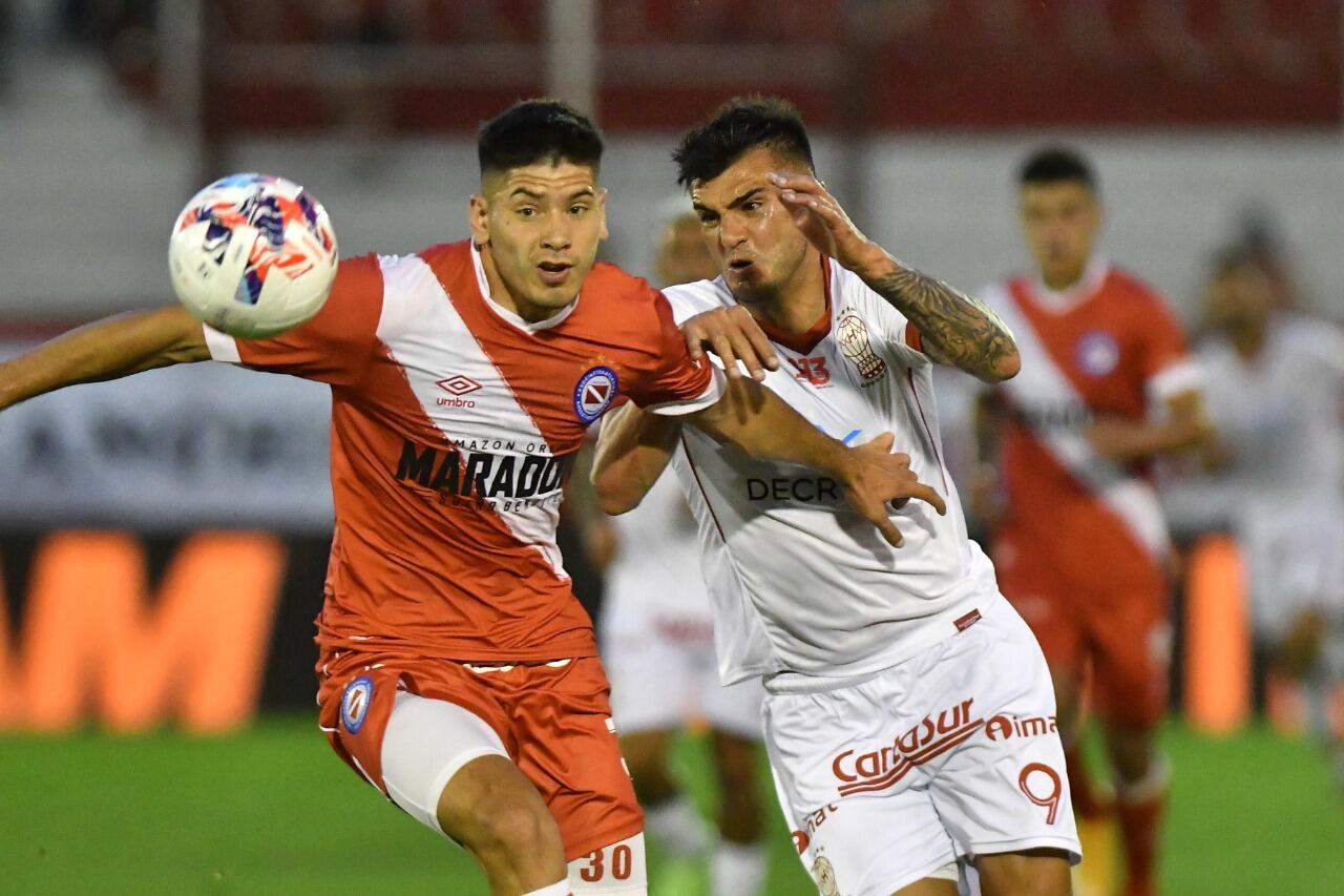 El defensor Minissale lucha con Triverio, el goleador del Globo