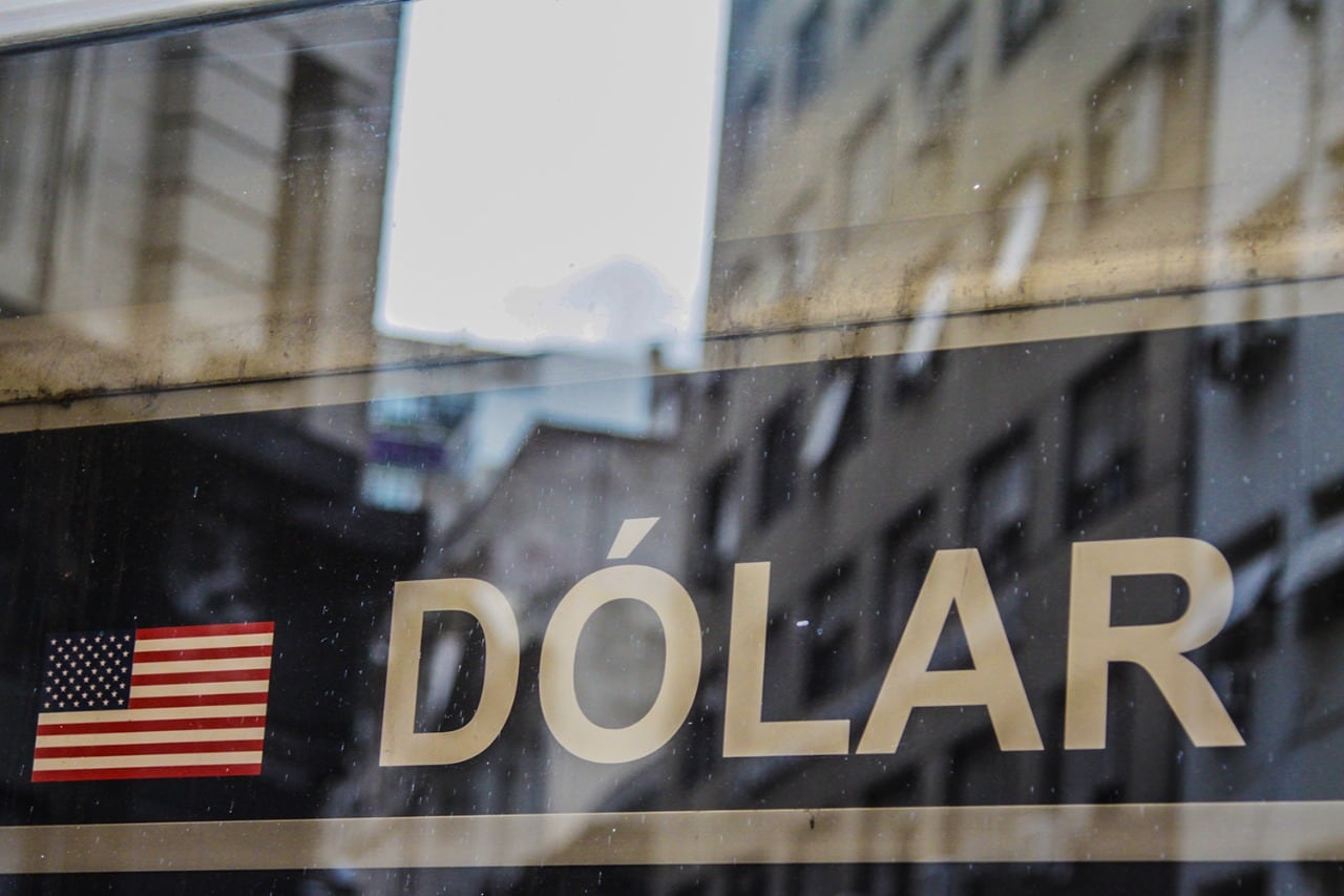 El dólar contado con liquidación y el mep terminaron en 166 pesos, con una leve baja de entre 0,2 y 0,4 por ciento.