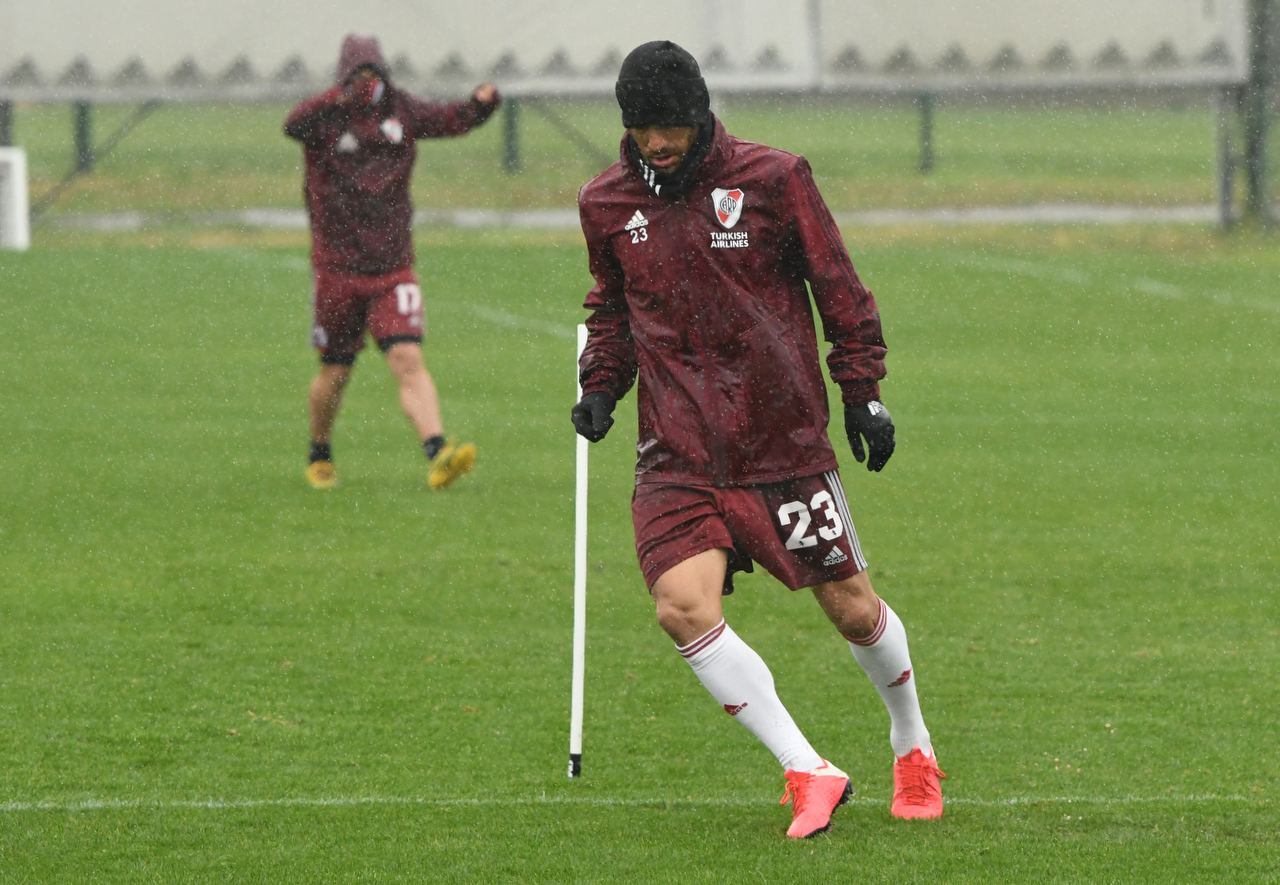 Leonardo Ponzio, bajo la lluvia.