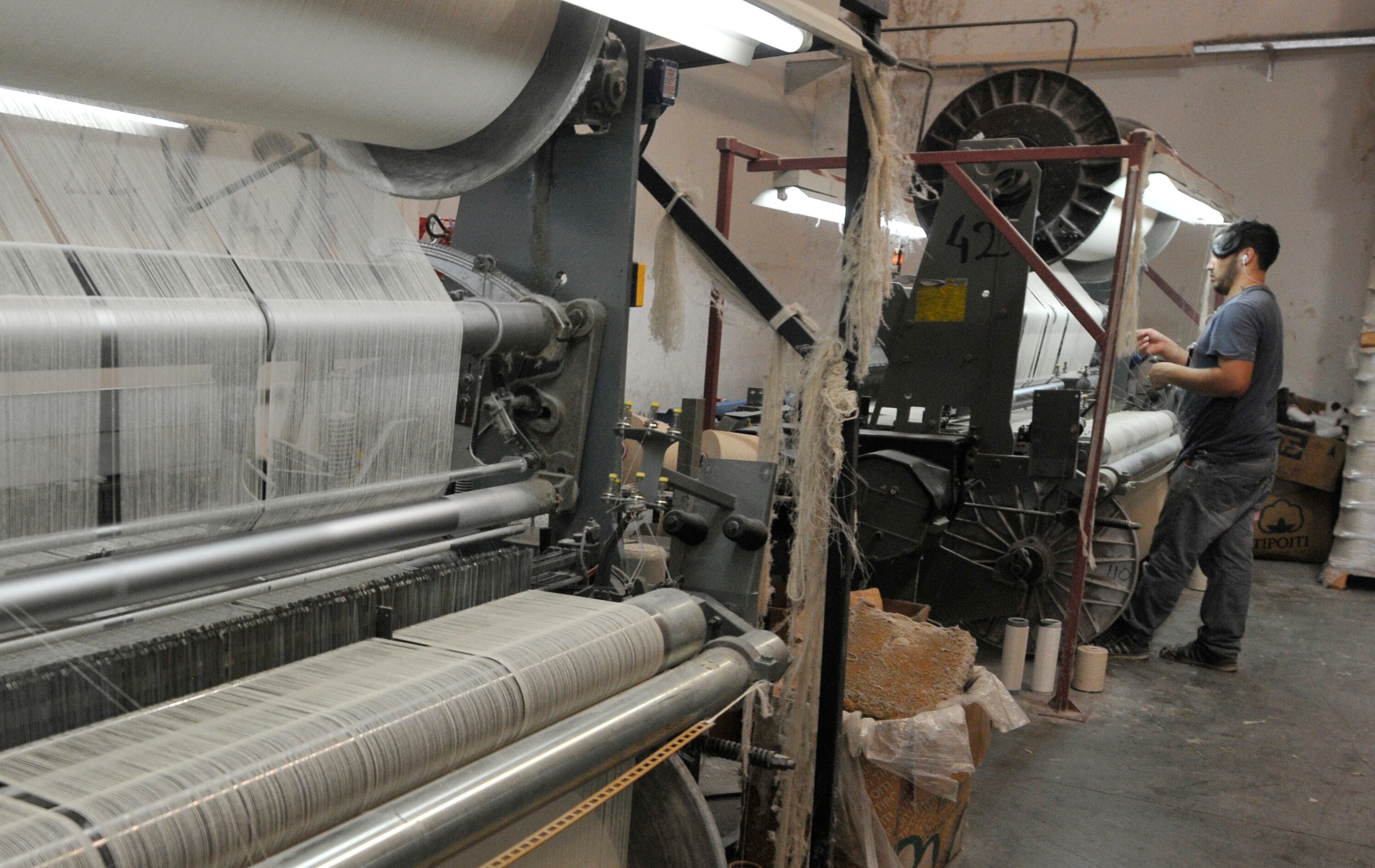 La industria textil está siendo castigada por la política de Milei: deterioro de los ingresos de la población más apertura importadora.